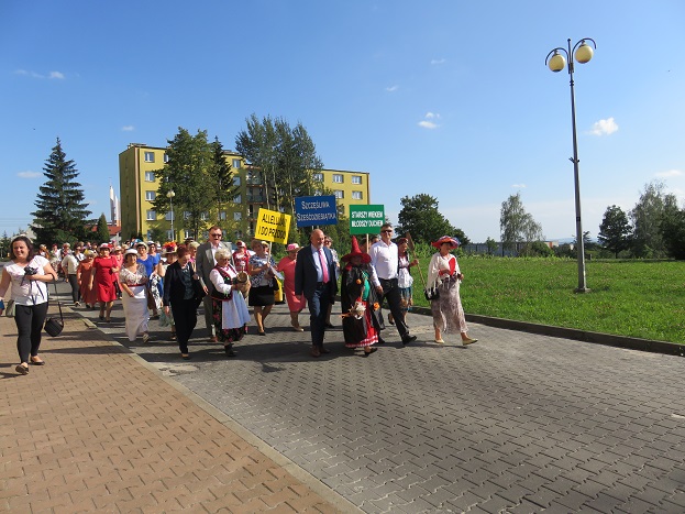 Jerzy Miśkiewicz - Zastępca Prezydenta Miasta Starachowice oraz Jerzy Pyrek przedstawiciel Marszałka wraz z Baba Jagą na czele marszu kapeluszowego