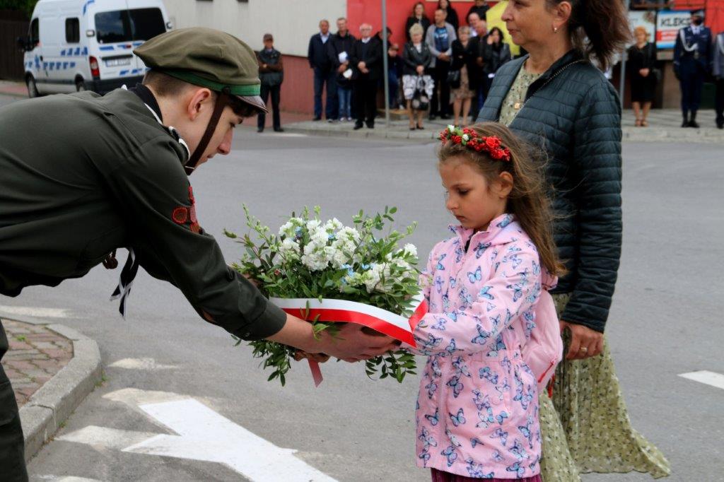 złożenie wiązanek pod pomnikiem Ponurego 