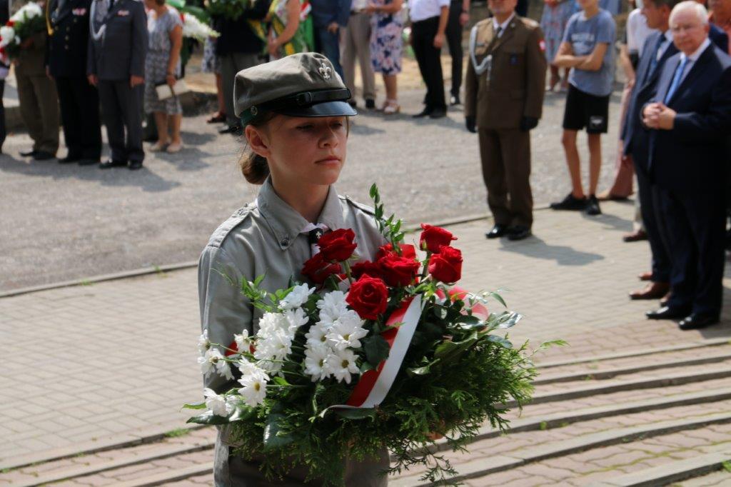 harcerka składa wiązanki 